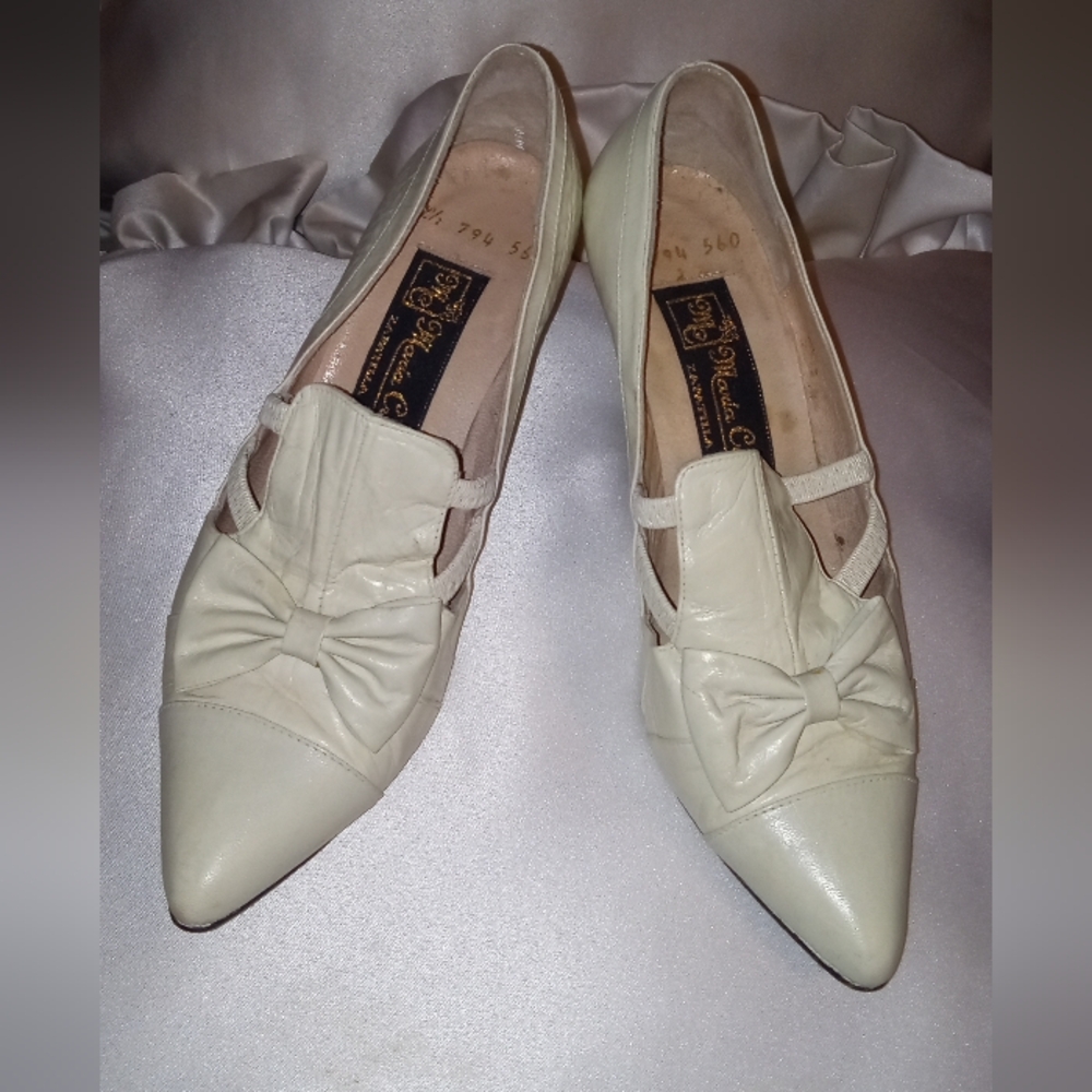 Vintage creme cut out leather heels
